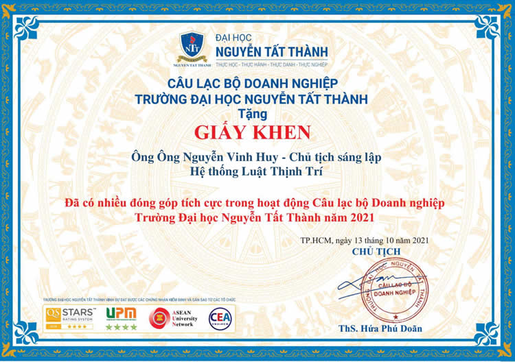 CLB Doanh nghiệp trường Đại học Nguyễn Tất Thành tặng giấy khen cho ông Nguyễn Vinh Huy - Chủ tịch sáng lập Hệ thống luật Thịnh Trí