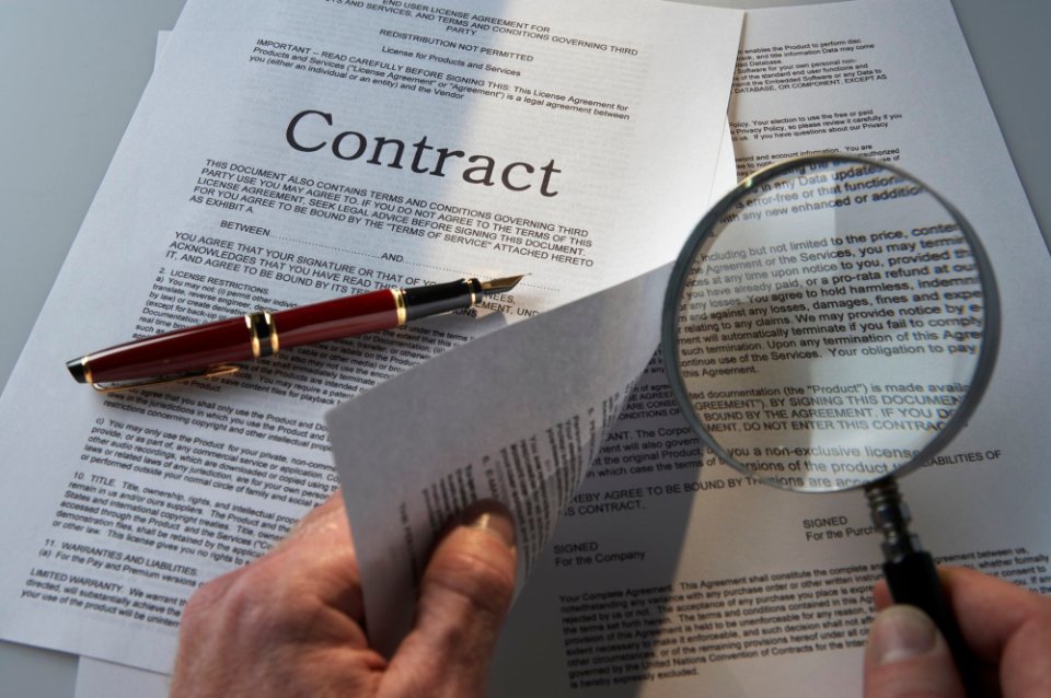 Distinguishing civil contracts and business - commercial contracts