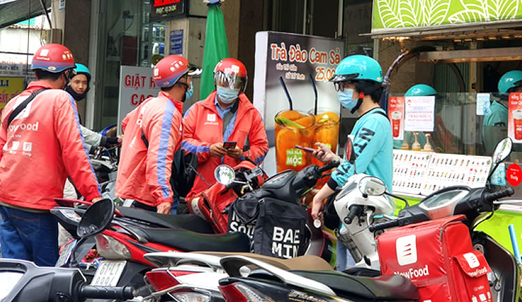 From today, more businesses in Ho Chi Minh City can open until 9pm