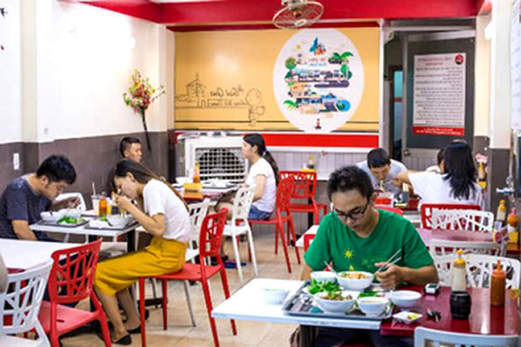 Ho Chi Minh City allows restaurants and eateries  serving on site