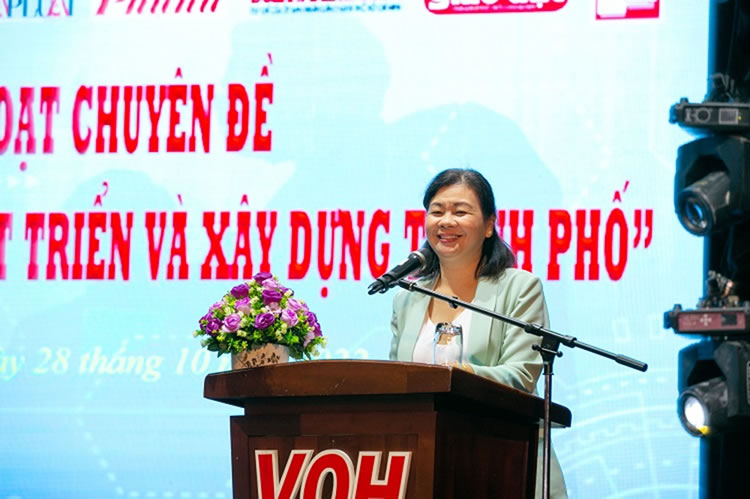 Bà Lý Việt Trung - Tổng biên tập Báo Phụ nữ TP.HCM khẳng định Khối thi đua 5 sẽ luôn quan tâm, đồng hành cùng cộng đồng doanh nghiệp - Ảnh: Thanh Lâm.