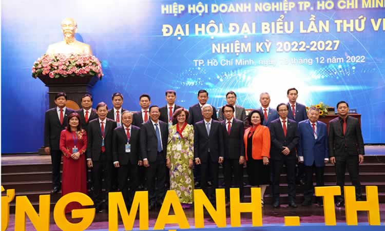 Ban thường trực HUBA nhiệm kỳ VII (2022-2027) gồm Chủ tịch và 17 phó chủ tịch chụp ảnh với lãnh đạo TP.HCM. Ảnh:Thanh Lâm