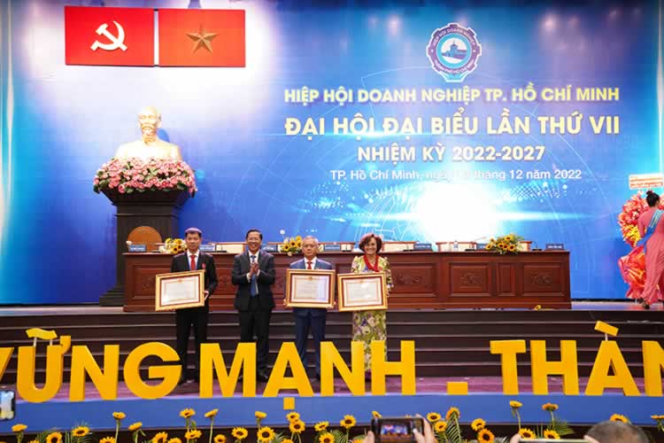 Chủ tịch UBND TP.HCM Phan Văn Mãi trao tặng Huân chương Lao động cho 3 phó chủ tịch HUBA. Ảnh: Thanh Lâm