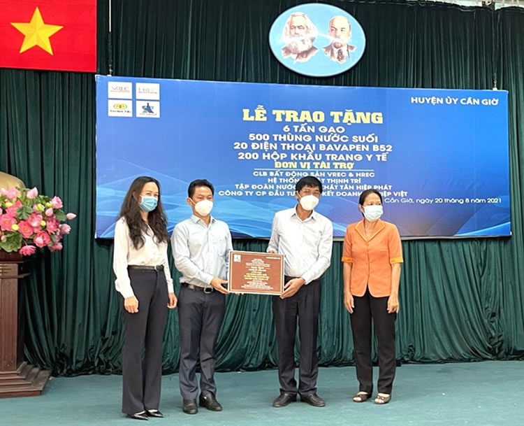 Doanh nhân Nguyễn Vinh Huy-chủ tịch sáng lập hệ thống Luật Thịnh Trí trao tặng quà cho nhân dân huyện Cần Giờ- TP.HCM 