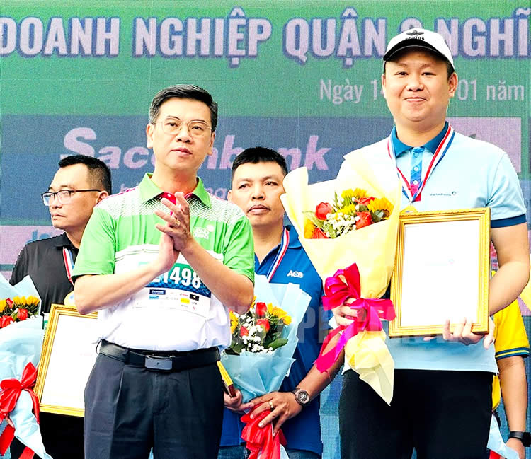 Đồng chí Nguyễn Văn Dũng tặng hoa và trao thư cảm ơn các đơn vị ủng hộ chăm lo Tết cho người nghèo
