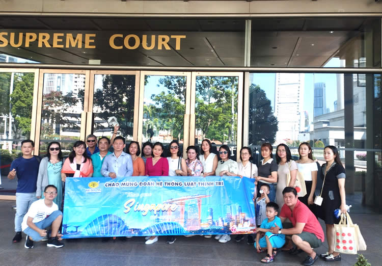 Đoàn Hệ thống luật Thịnh Trí chụp ảnh lưu niệm trước tòa án tối cao Singapore