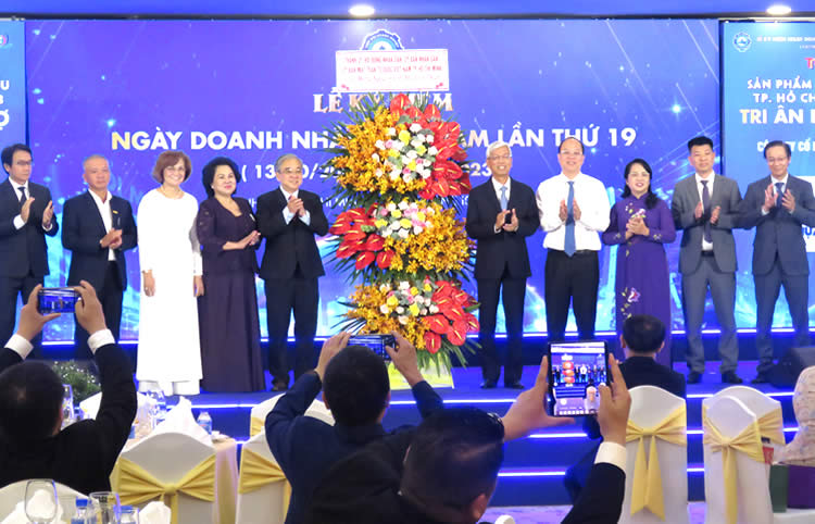 Lãnh đạo TPHCM chúc mừng HUBA nhân dịp kỷ niệm 19 năm Ngày Doanh nhân Việt Nam