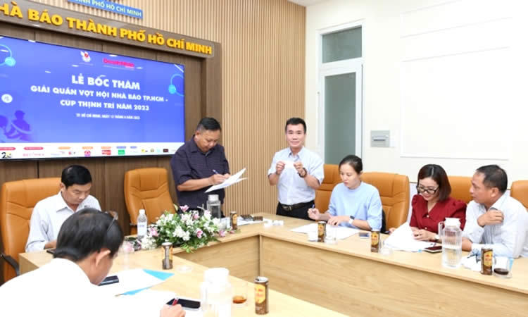 Ông Dương Vũ Thông, Phó chủ tịch Hội Nhà báo TP.HCM, Trưởng ban tổ chức giải tiến hành bốc thăm chia bảng đấu.