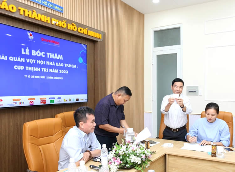 Ông Ngô Xuân Lộc - Phó tổng biên tập Tạp chí Doanh Nhân Sài Gòn tiến hành bốc thăm chia bảng đấu - Ảnh: Quỳnh Lâm