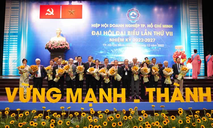 Ông Nguyễn Phước Hưng - Phó chủ tịch chuyên trách HUBA tặng hoa cám ơn các thành viên trong ban chấp hành nhiệm kỳ VI đã hoàn thành xuất sắc nhiệm vụ. Ảnh: Thanh Lâm
