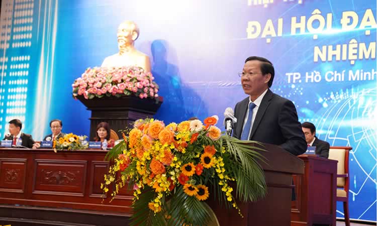 Ông Phan Văn Mãi ghi nhận sự đóng góp của cộng đồng doanh nghiệp cho sự phát triển của thành phố. Ảnh: Thanh Lâm