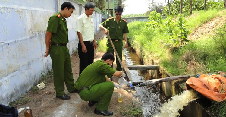 Tìm hiểu nội dụng về “tội đưa chất thải vào lãnh thổ Việt Nam” tại Điều 239 BLHS năm 2015  (Sửa đổi, bổ sung năm 2017)