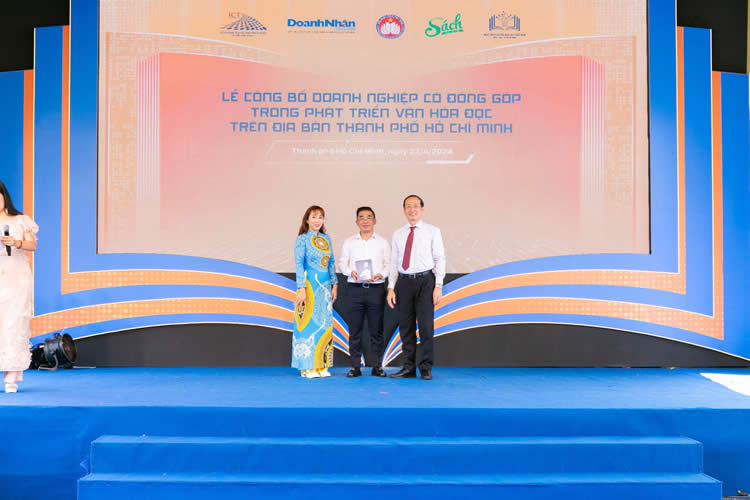 Tổng Biên tập Tạp chí Doanh nhân Sài Gòn Trần Hoàng (phải) và đại diện ABC, Bakery bà Nguyễn Thị Thanh Thảo trao tặng sách Doanh nhân Kao Siêu Lực