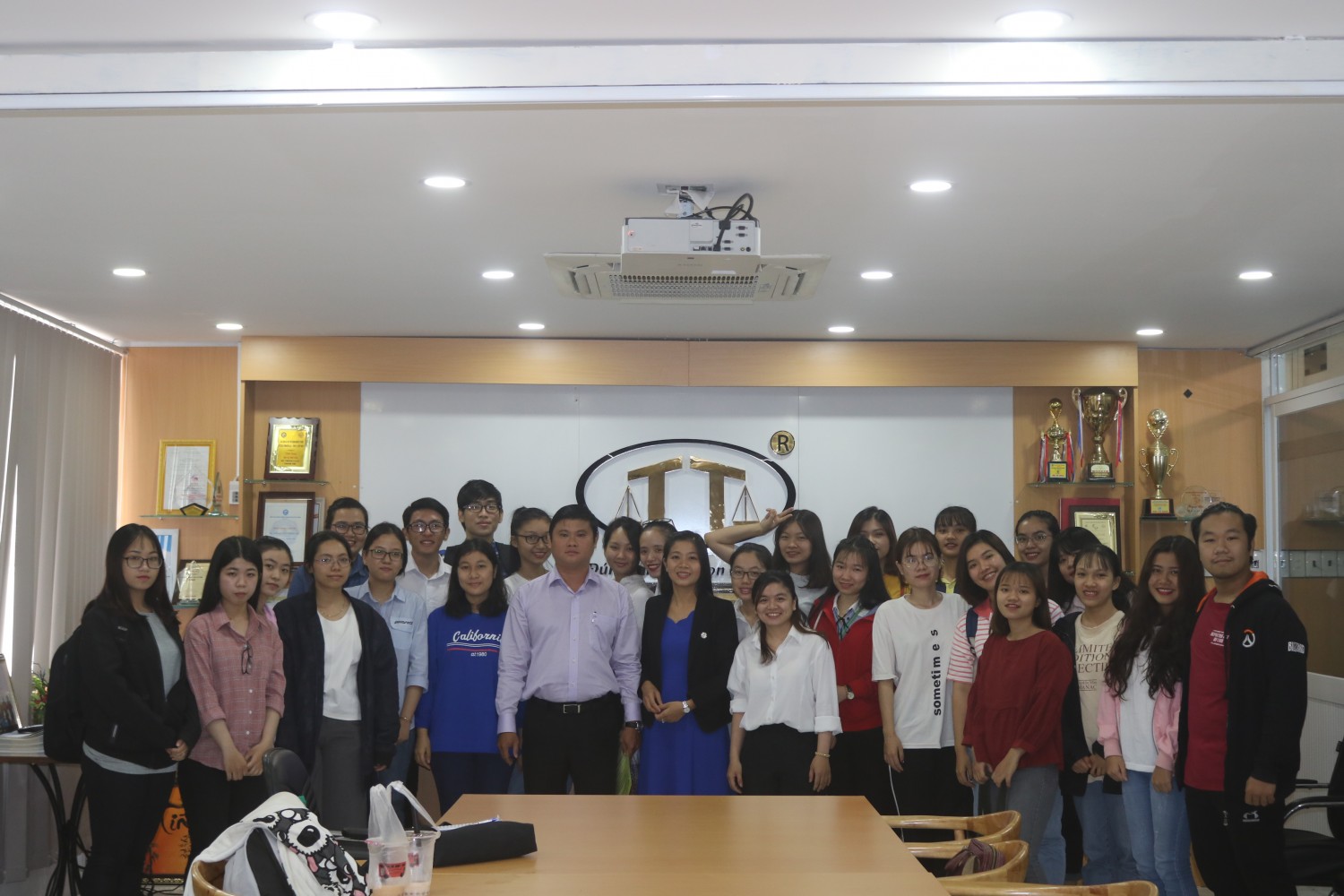 Law students at HUFLIT go to Thinh Tri Law group for an actual visit 
